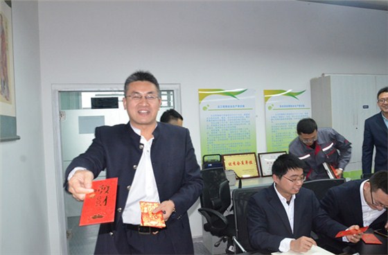 沃富開(kāi)工鄭總發(fā)紅包