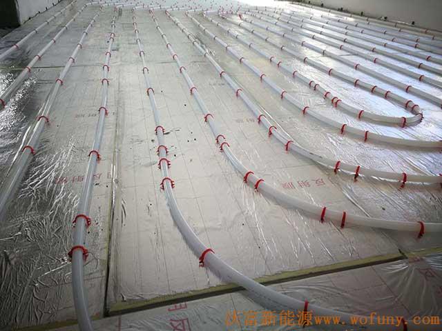 青島德沃幼兒園空氣源熱泵項目施工案例地暖施工、主機施工，空氣源熱泵項目調(diào)試成功，項目展示實例&mdash;&mdash;空氣源熱泵地暖鋪管