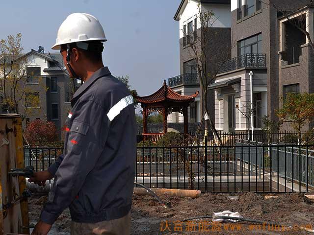 青島長水山莊別墅小區地源熱泵項目施工鉆井現場圖片展示&mdash;&mdash;&mdash;鉆機操作示意圖