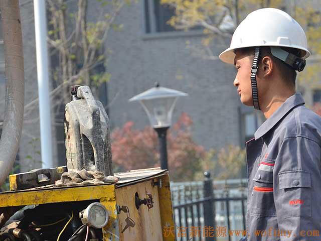 青島長水山莊別墅小區地源熱泵項目施工鉆井現場圖片展示&mdash;&mdash;&mdash;鉆機操作指示圖