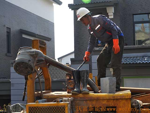 青島長水山莊別墅小區地源熱泵項目施工鉆井現場圖片展示&mdash;&mdash;&mdash;鉆機調試